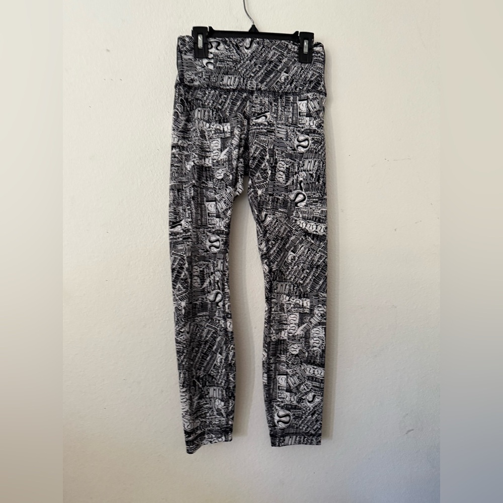 Lululemon logo print Black and White Leggings RARE**